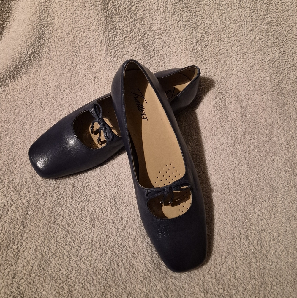 Trotters Honesty Navy Leather Flats With Bow | Size 6.5M | Like New